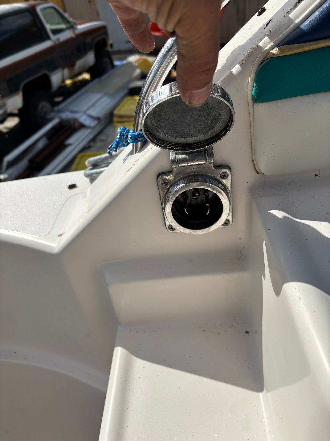1997 Donzi 275LXC boat with open power socket.