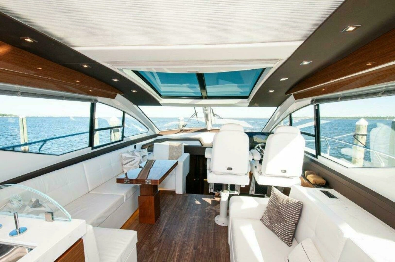 2020 Cruisers Yachts 60 Cantius - Image 5