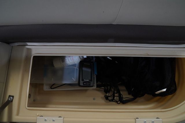 2017 Sun Tracker Party Barge 18 DLX - 13