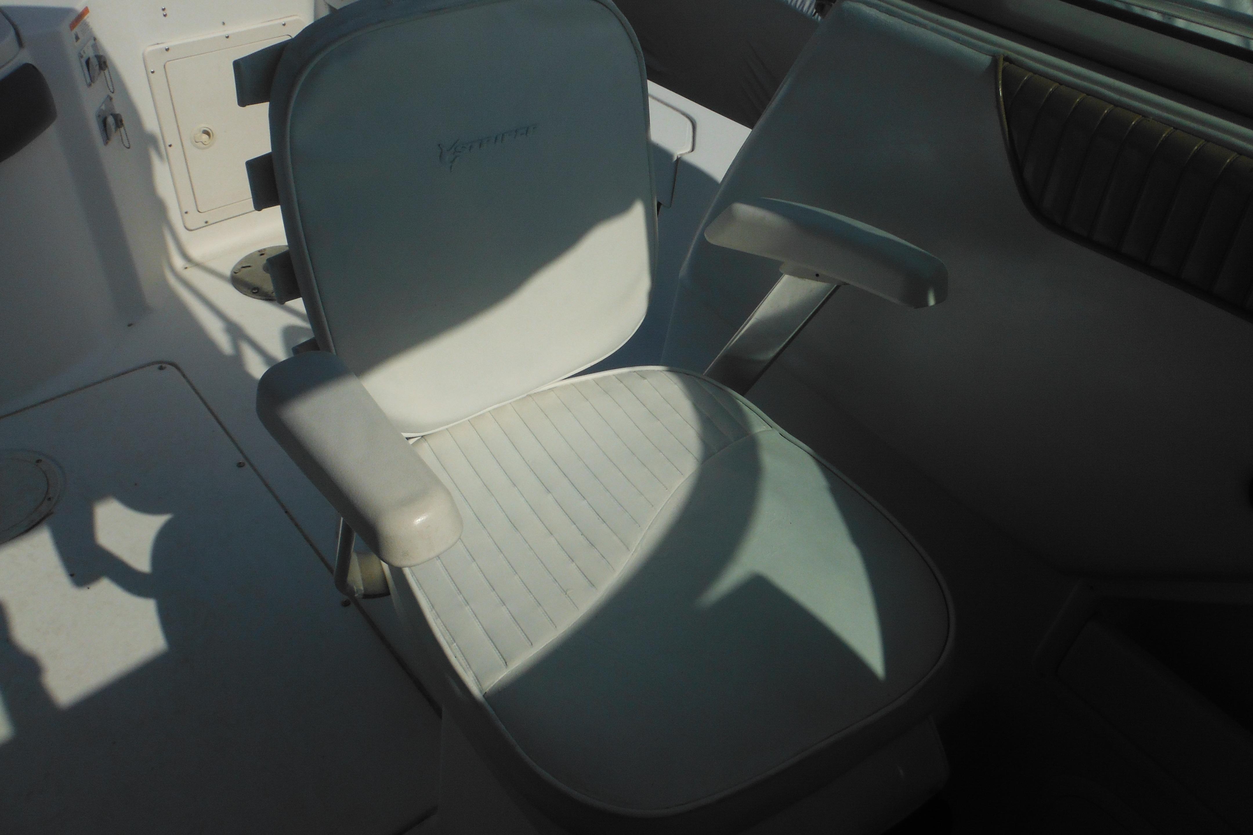 Captain's chair on 2005 Seaswirl Striper 2101 Walkaround O/B boat.