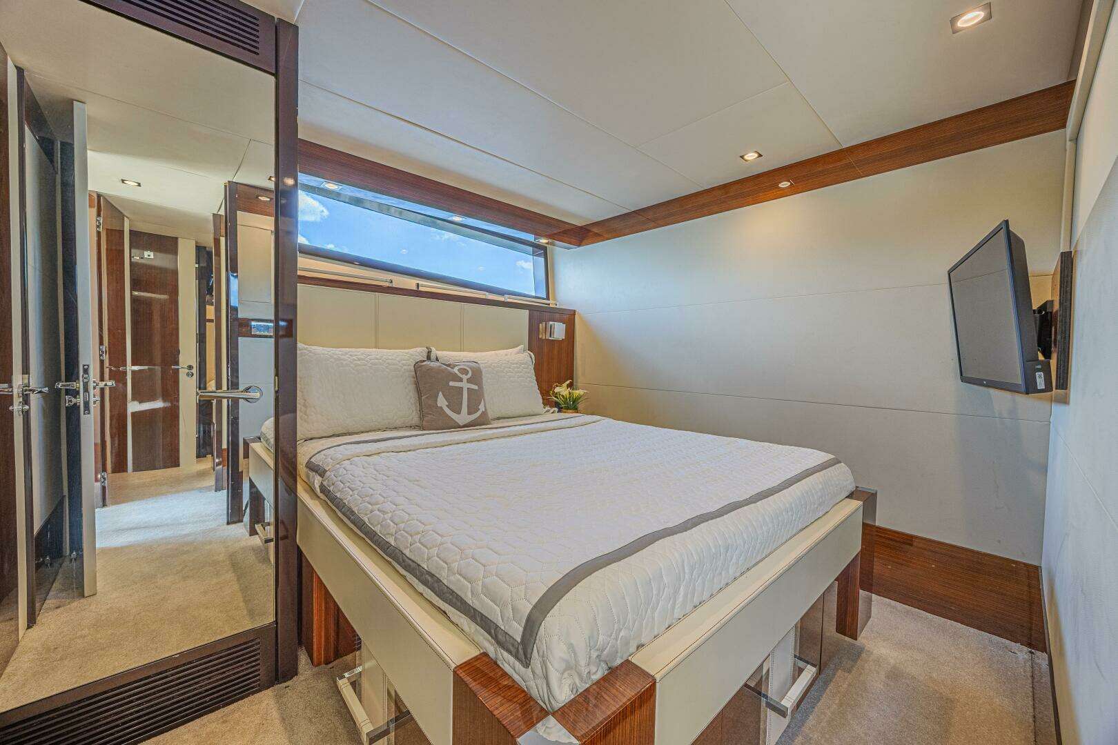 2010 Lazzara Yachts LSX 92 - Image 44
