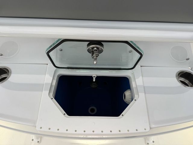 2026 Everglades 253 Center Console - 14
