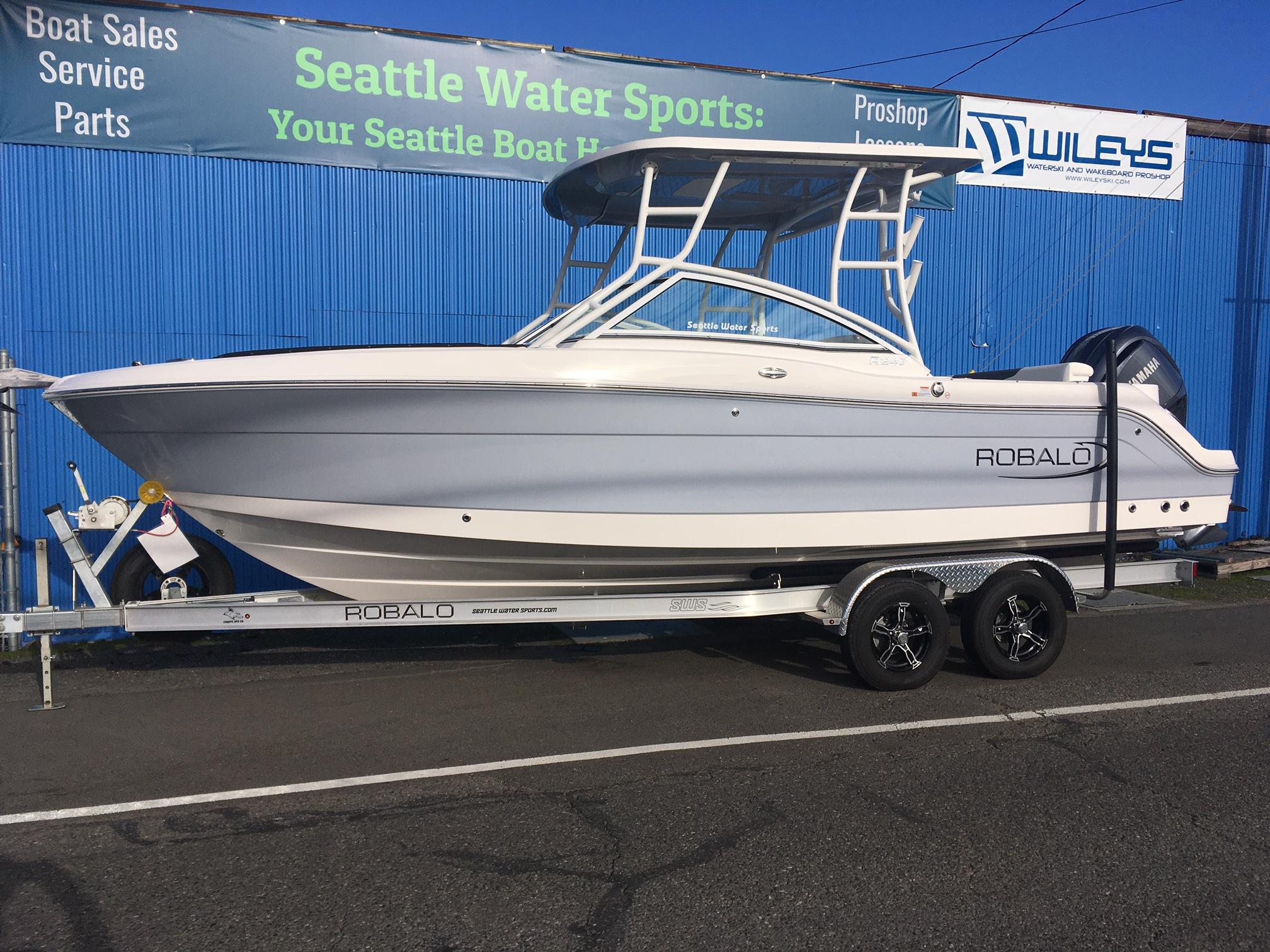 2023 Robalo R247 Dual Console