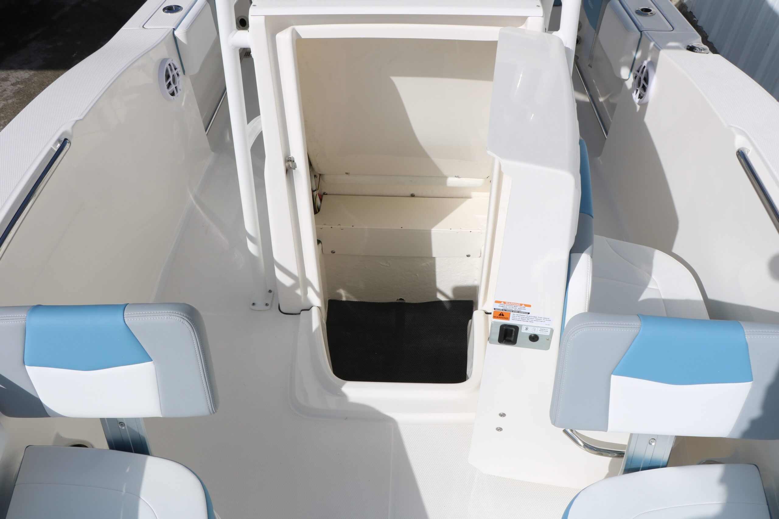 2026 Robalo R200 Center Console - 26