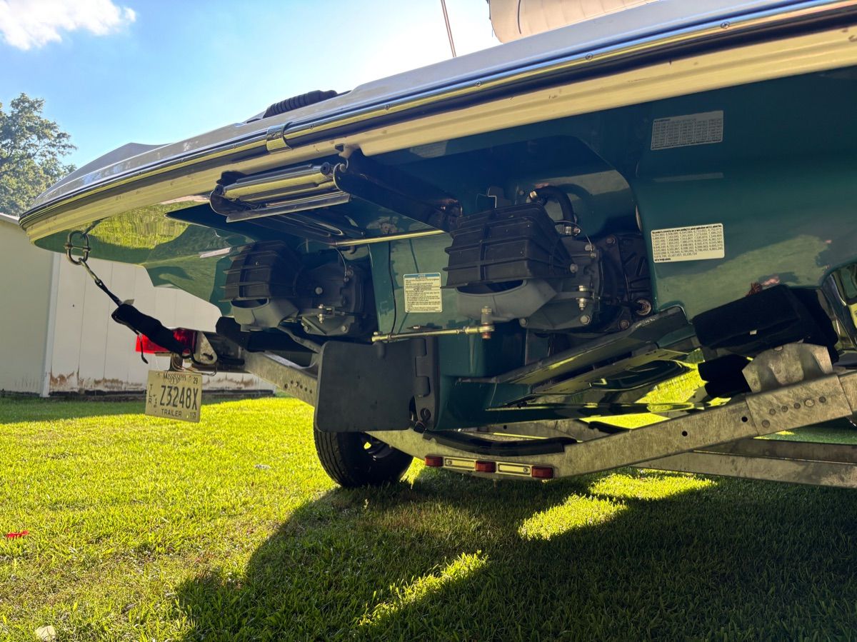 Yamaha 210 FSH Deluxe 2020 on trailer, grass background.
