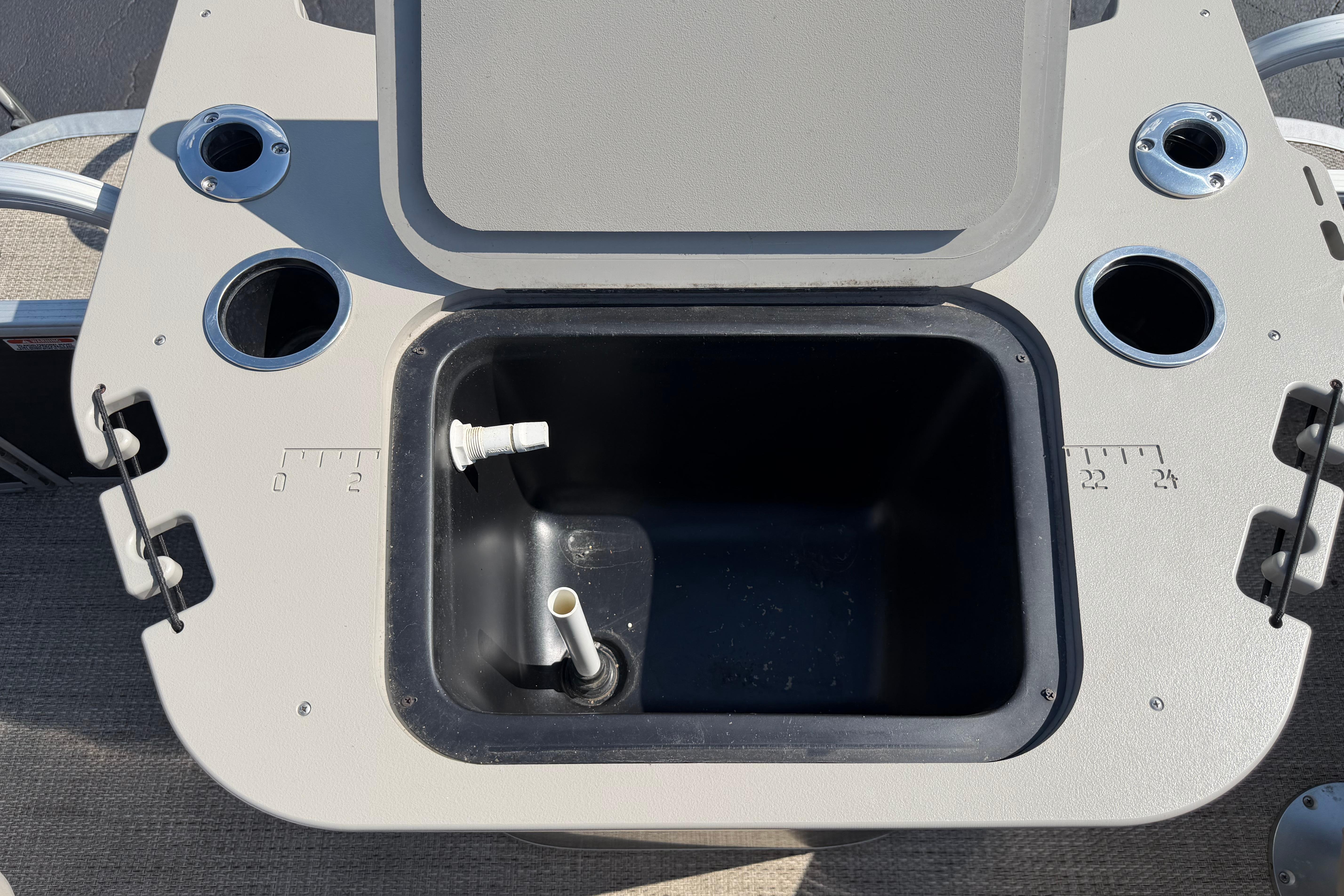 2018 Bennington 21 SF boat livewell with cup holders and measuring scale.