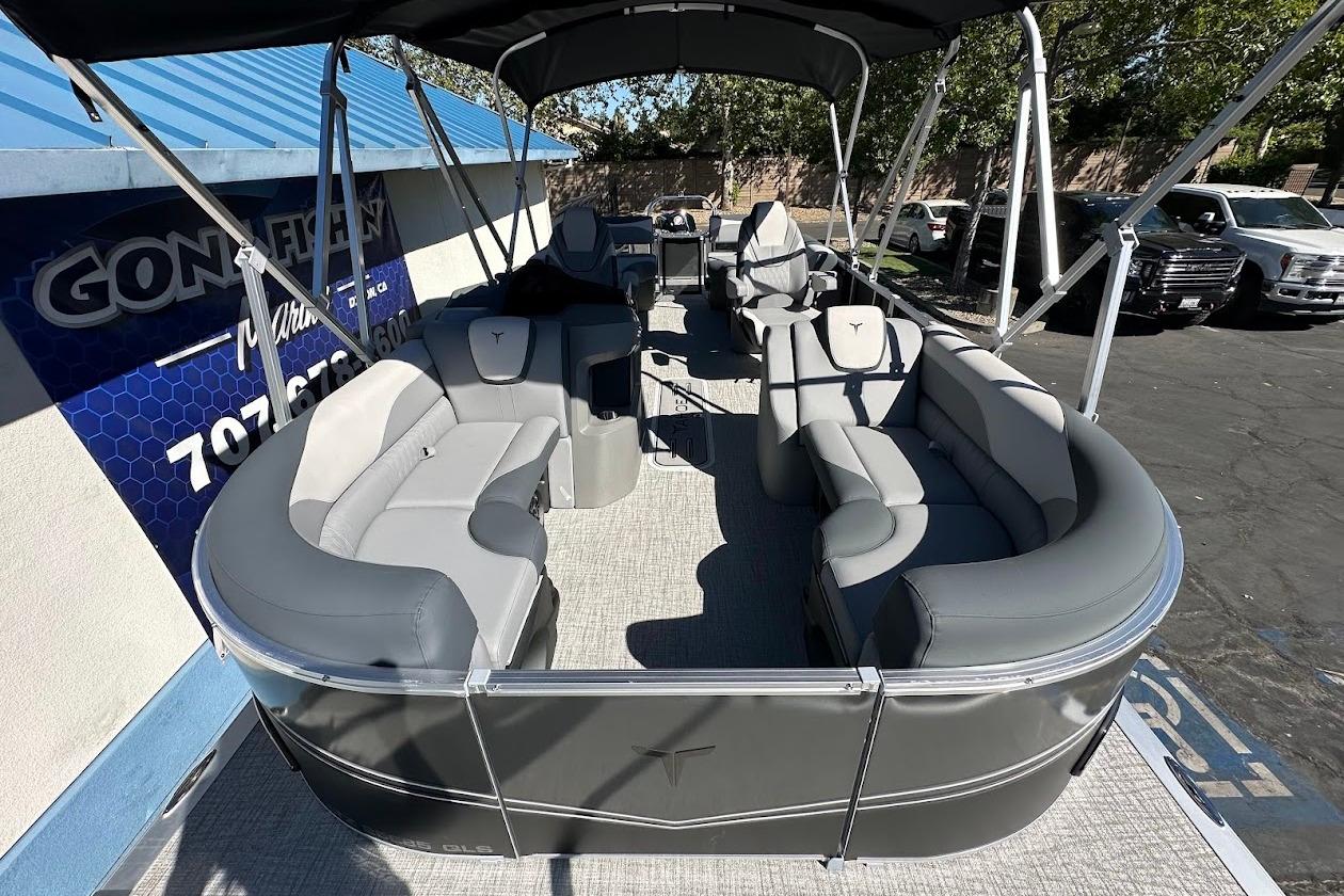 2026 Tahoe Pontoon LTZ Quad Lounger Shift 23 with spacious seating and modern design.