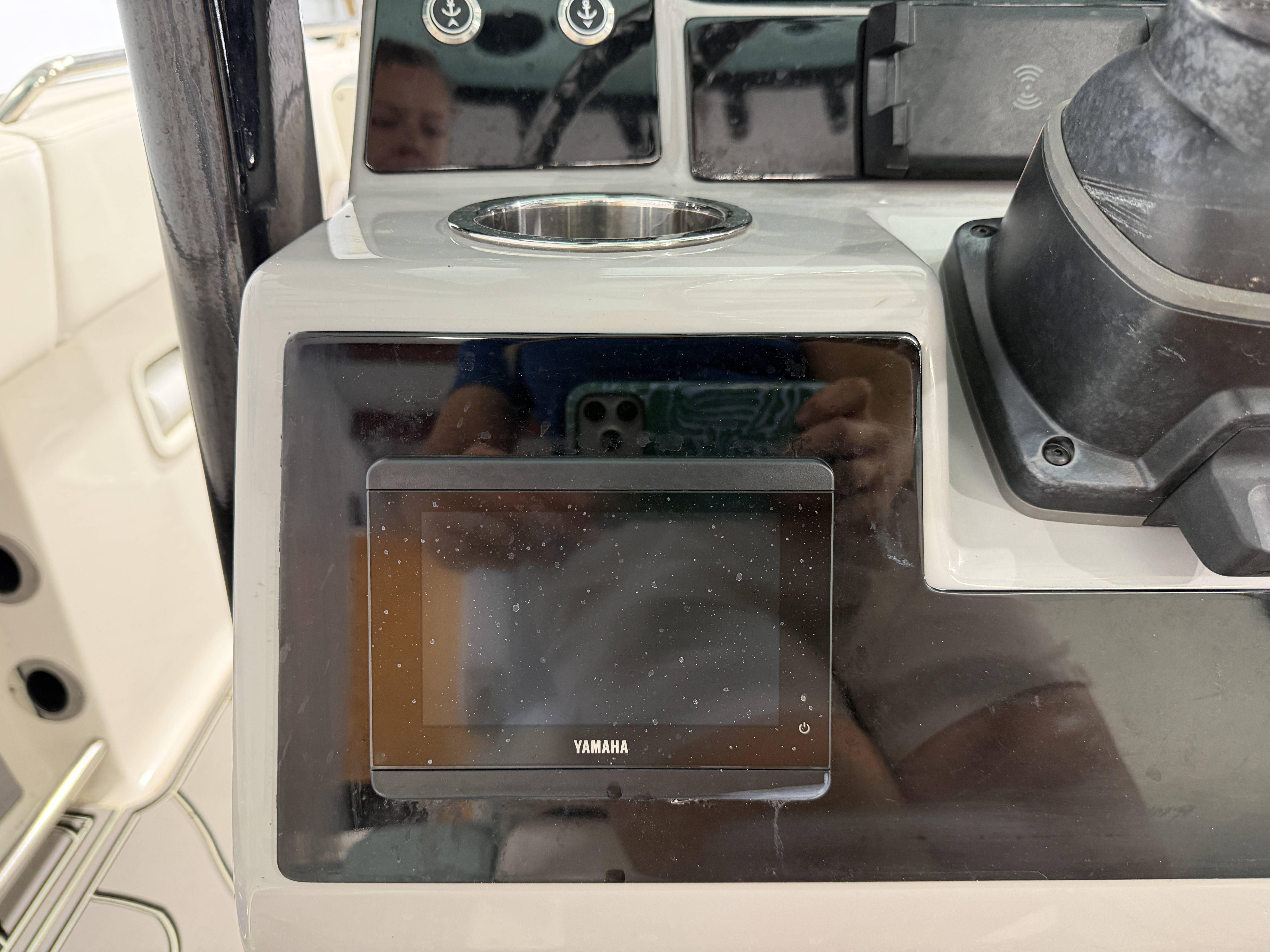 2023 Robalo R250 Center Console - 23