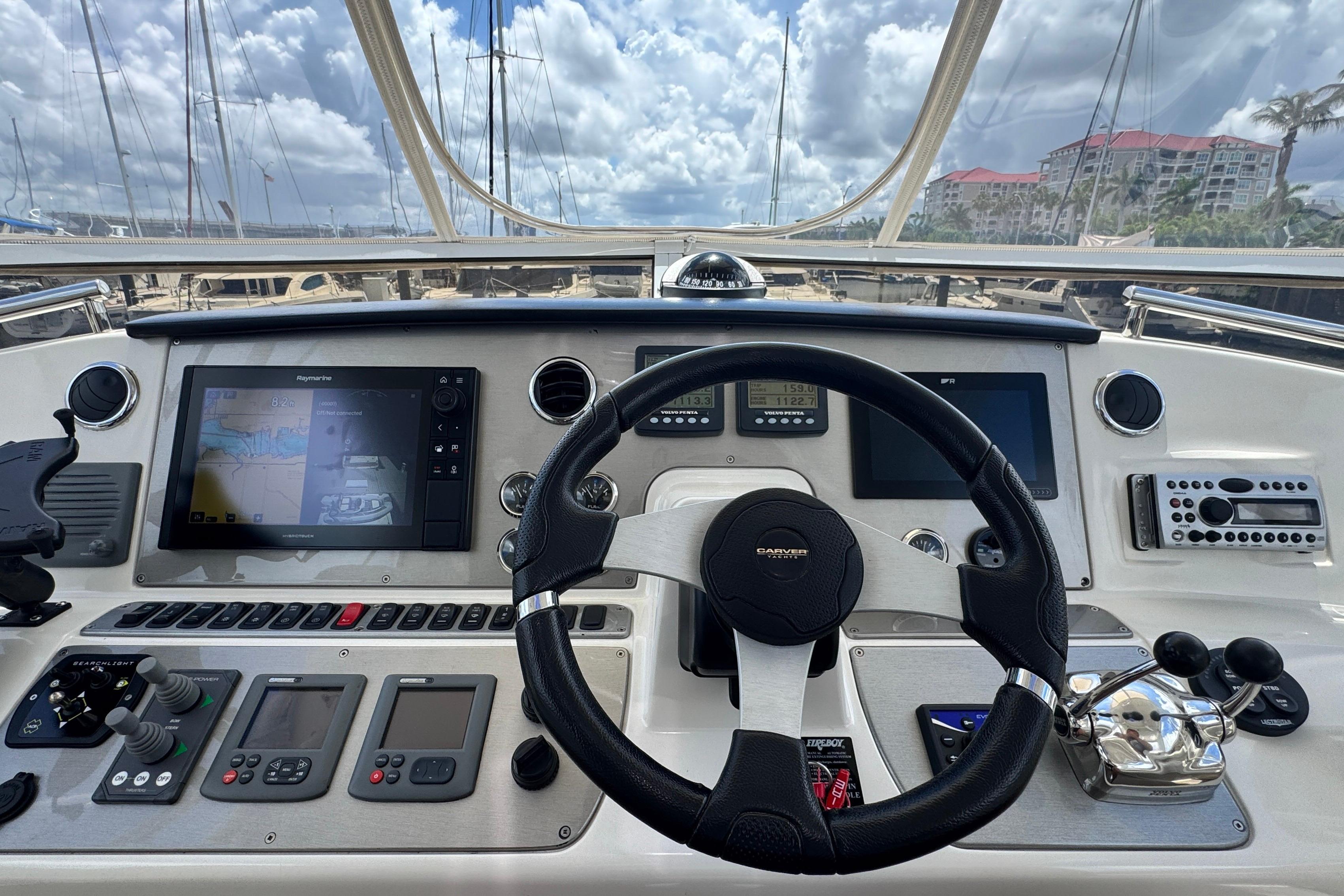 2007 Carver 47 Motor Yacht Navigation Controls