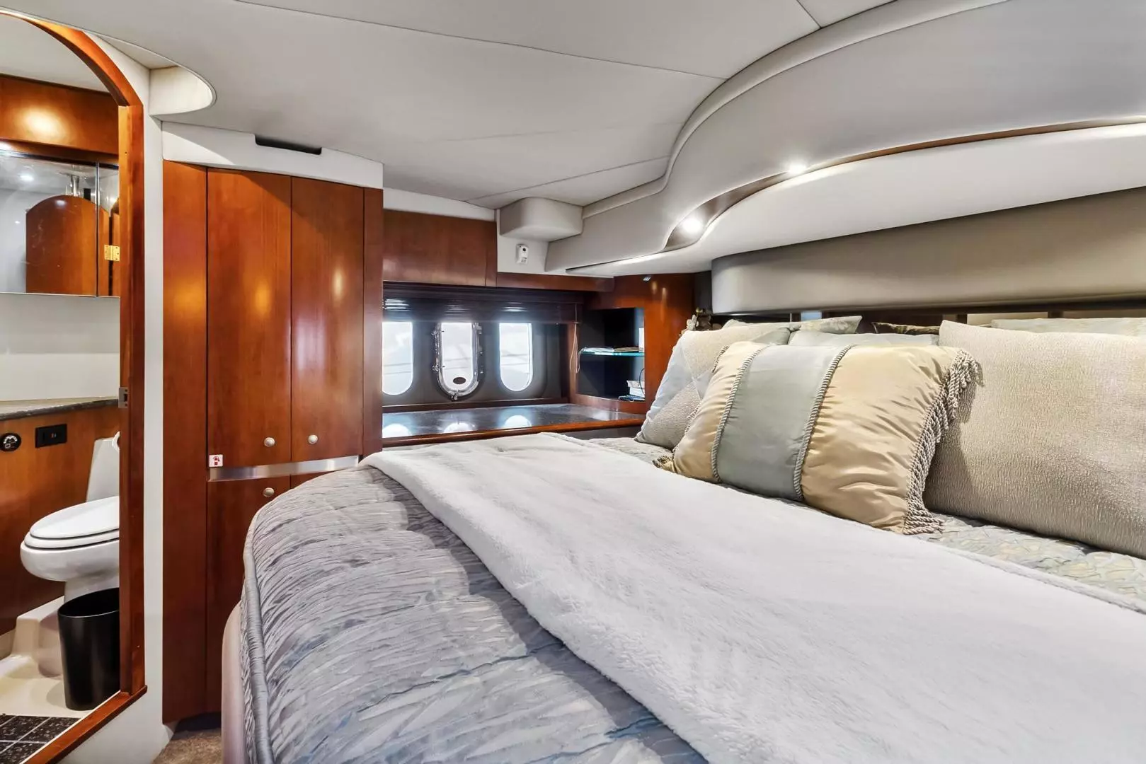 2007 Cruisers 520 Express - Image 27