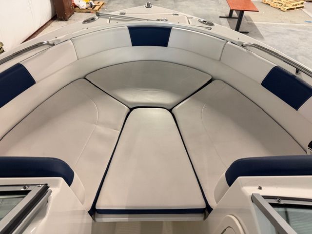 2018 Robalo R227 Dual Console - 20