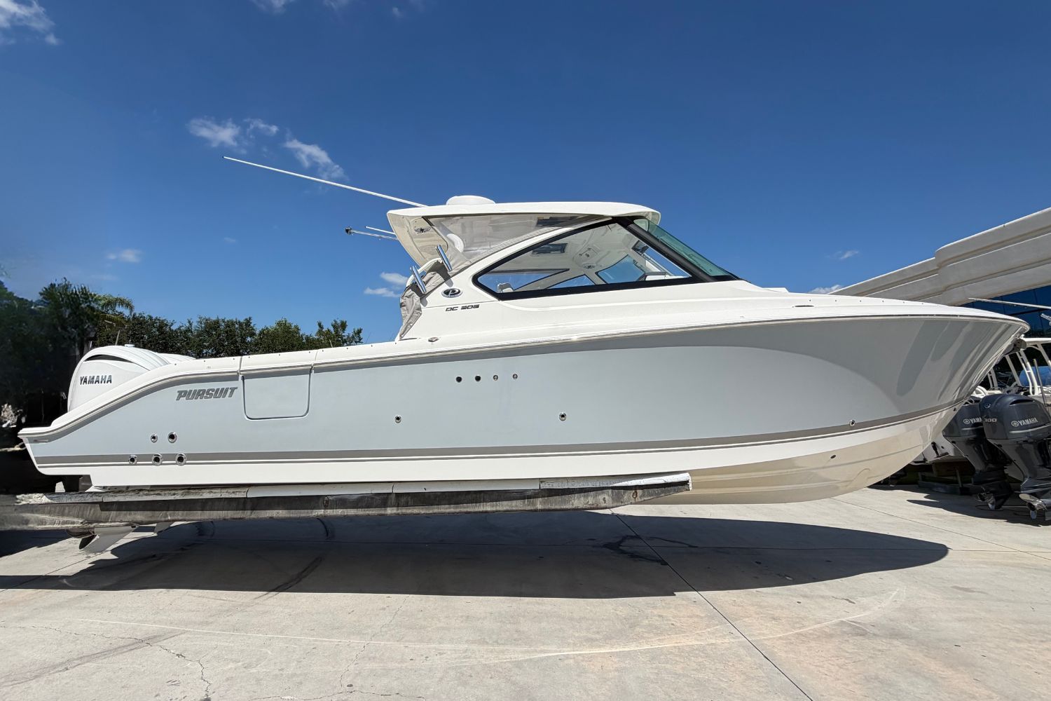 2025 Pursuit 306 DC