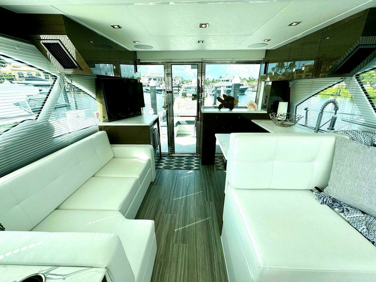 2020 Cruisers Yachts 50 Cantius - Image 7