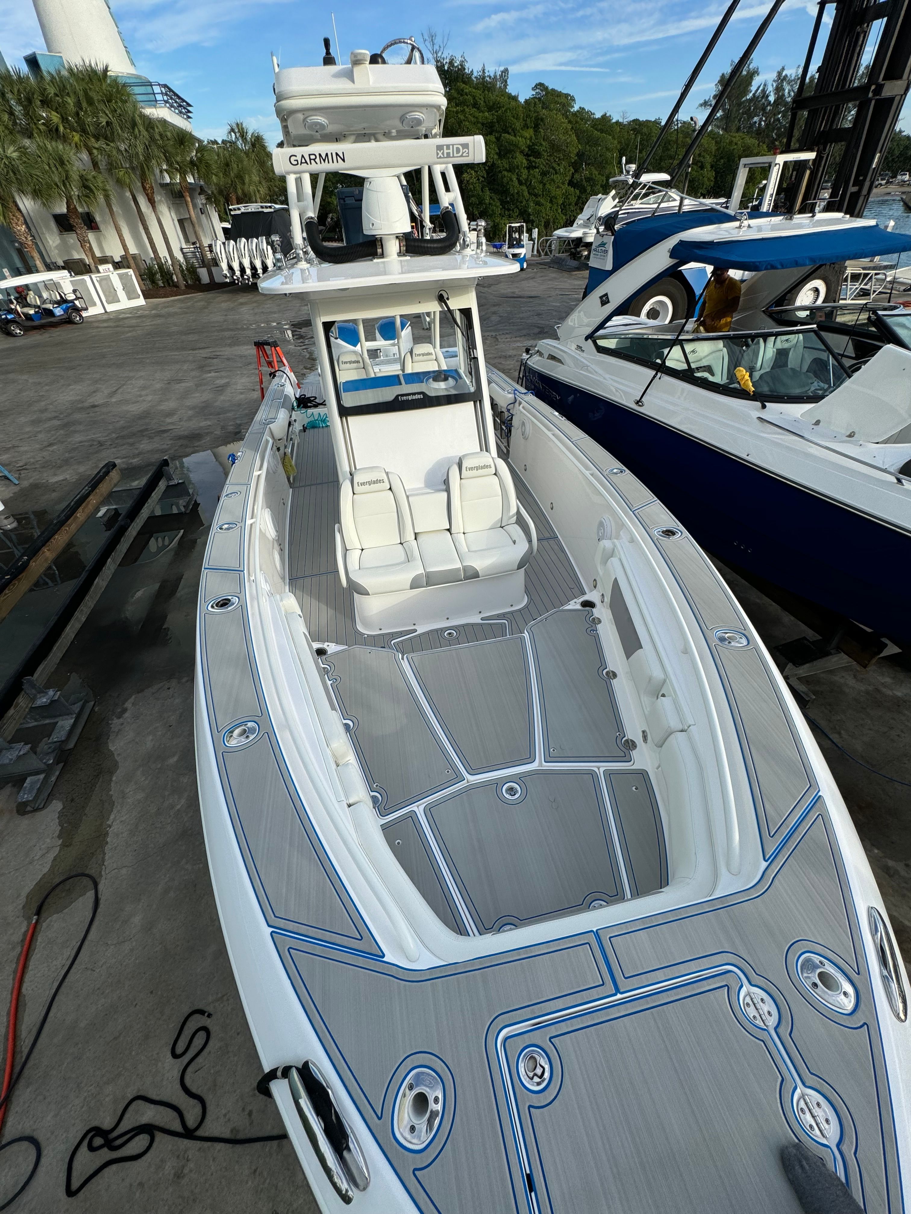 2017 Everglades 325 Center Console - 35