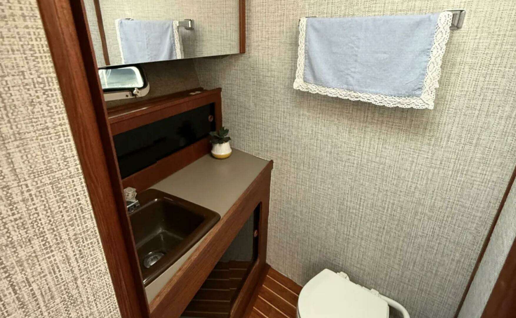 1984 Bayliner 3870 Motoryacht - Image 9