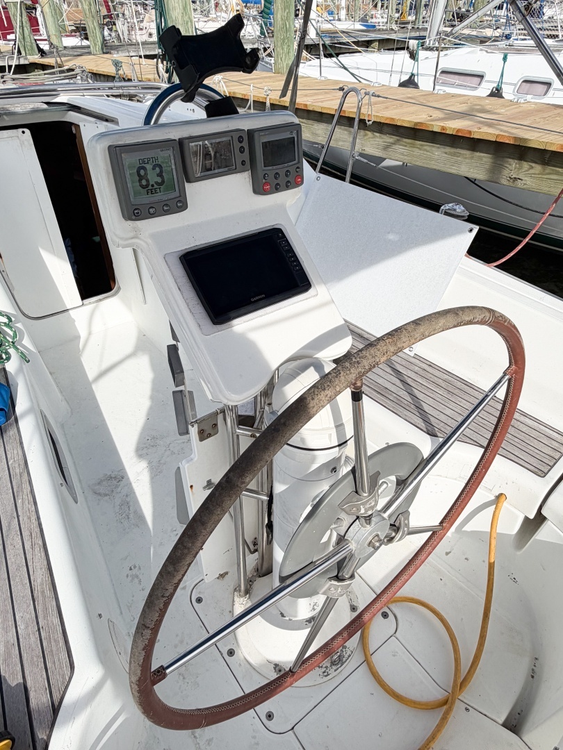 2007 Beneteau 323 - Image 37