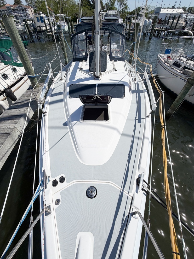 2005 Hunter 36 - Image 12