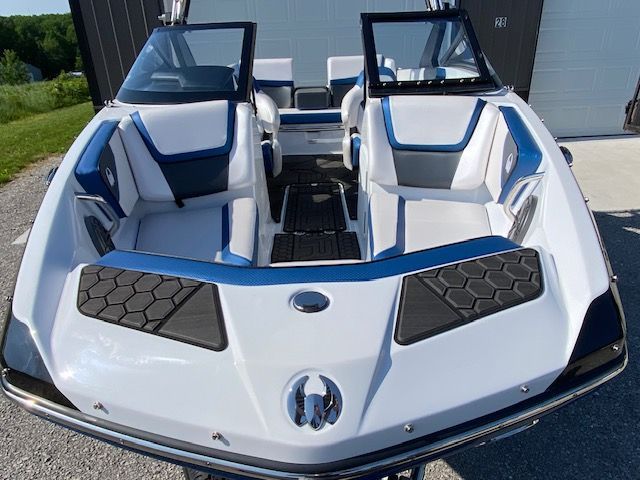 2024 Scarab 195 ID: Sleek design with blue and black accents, perfect for water sports.