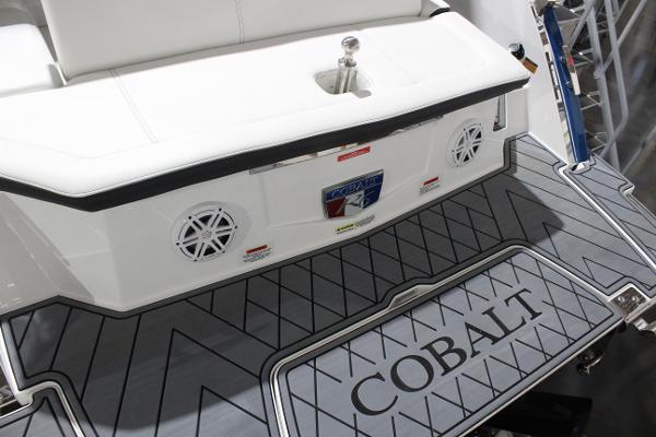 2025 Cobalt R6 boat with stylish deck and integrated speakers.