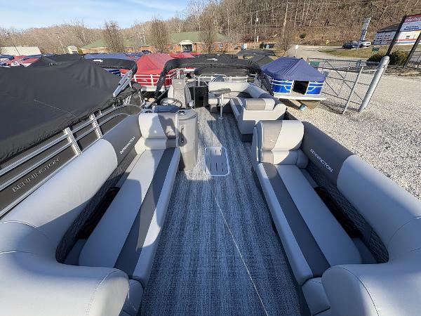 2025 Bennington 21 SLSE pontoon boat with spacious seating and modern design in a marina setting.