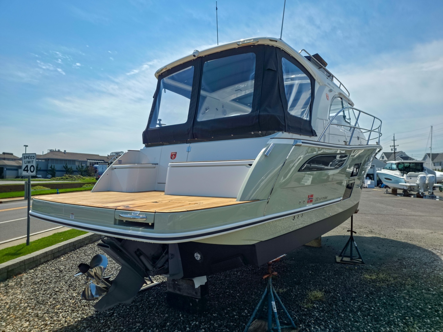 2026 Marex 310 Sun Cruiser - Image 9