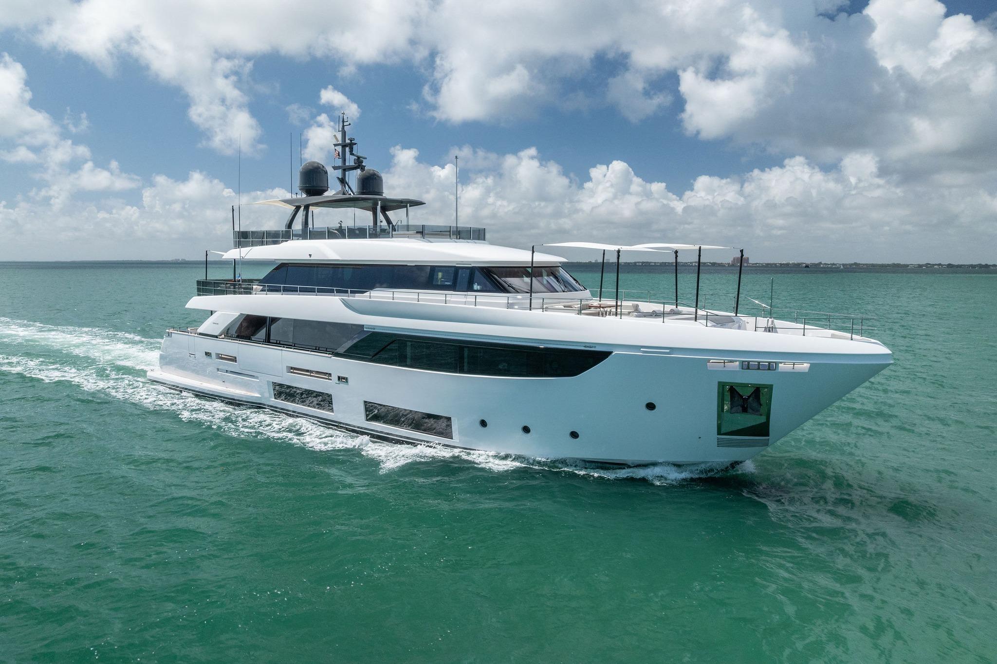 2023 Custom Line Navetta 33