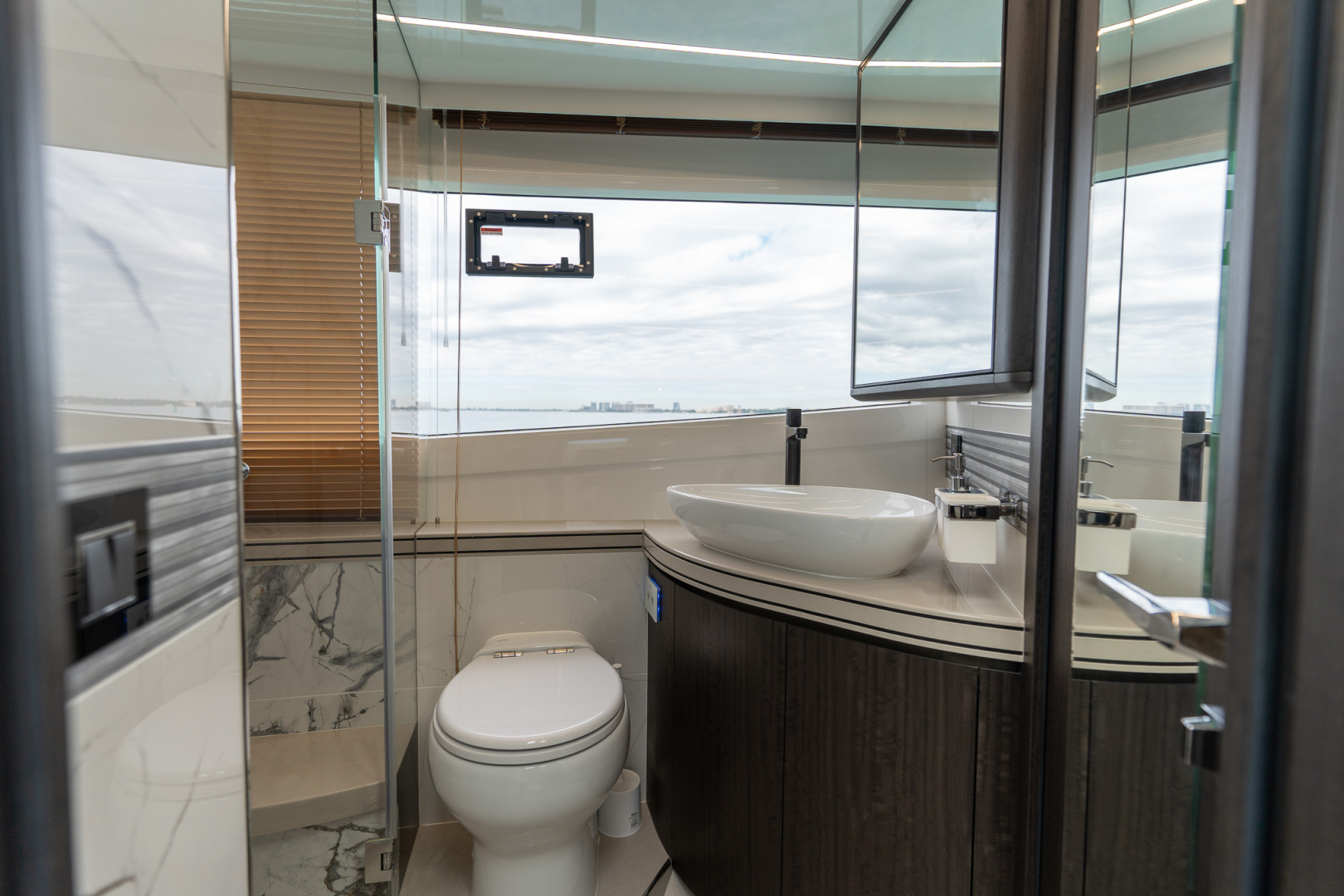 2025 Galeon 560 FLY - Image 41