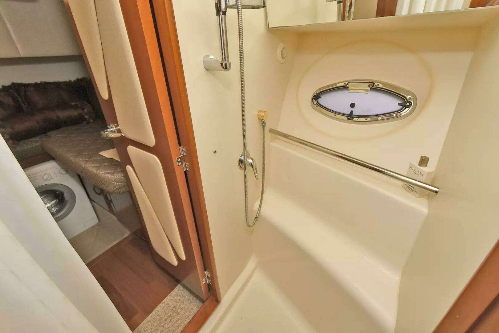 2009 Silverton 52 Ovation - Image 22