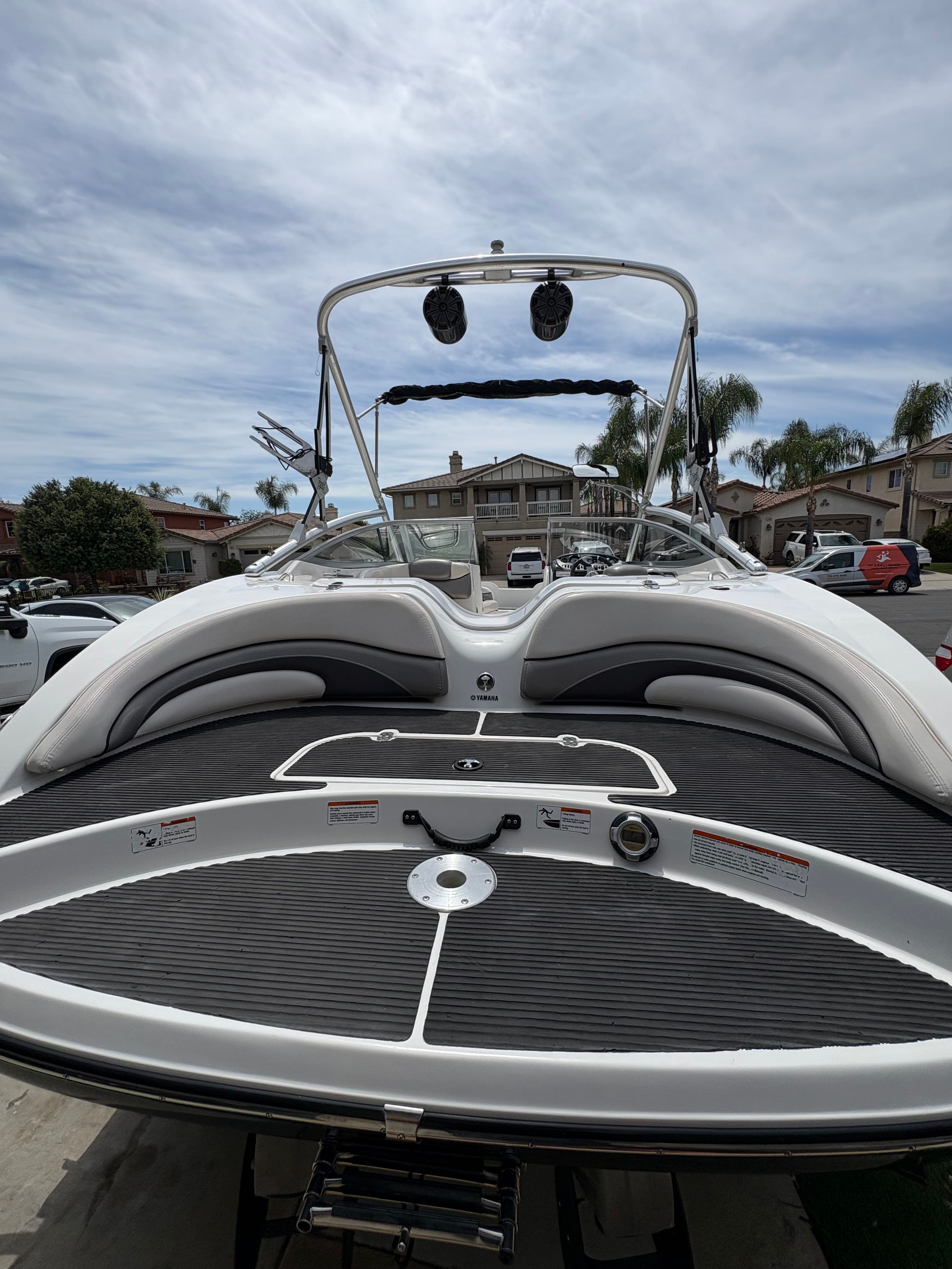 2009 Yamaha Boats 212X with sleek design and speakers.
