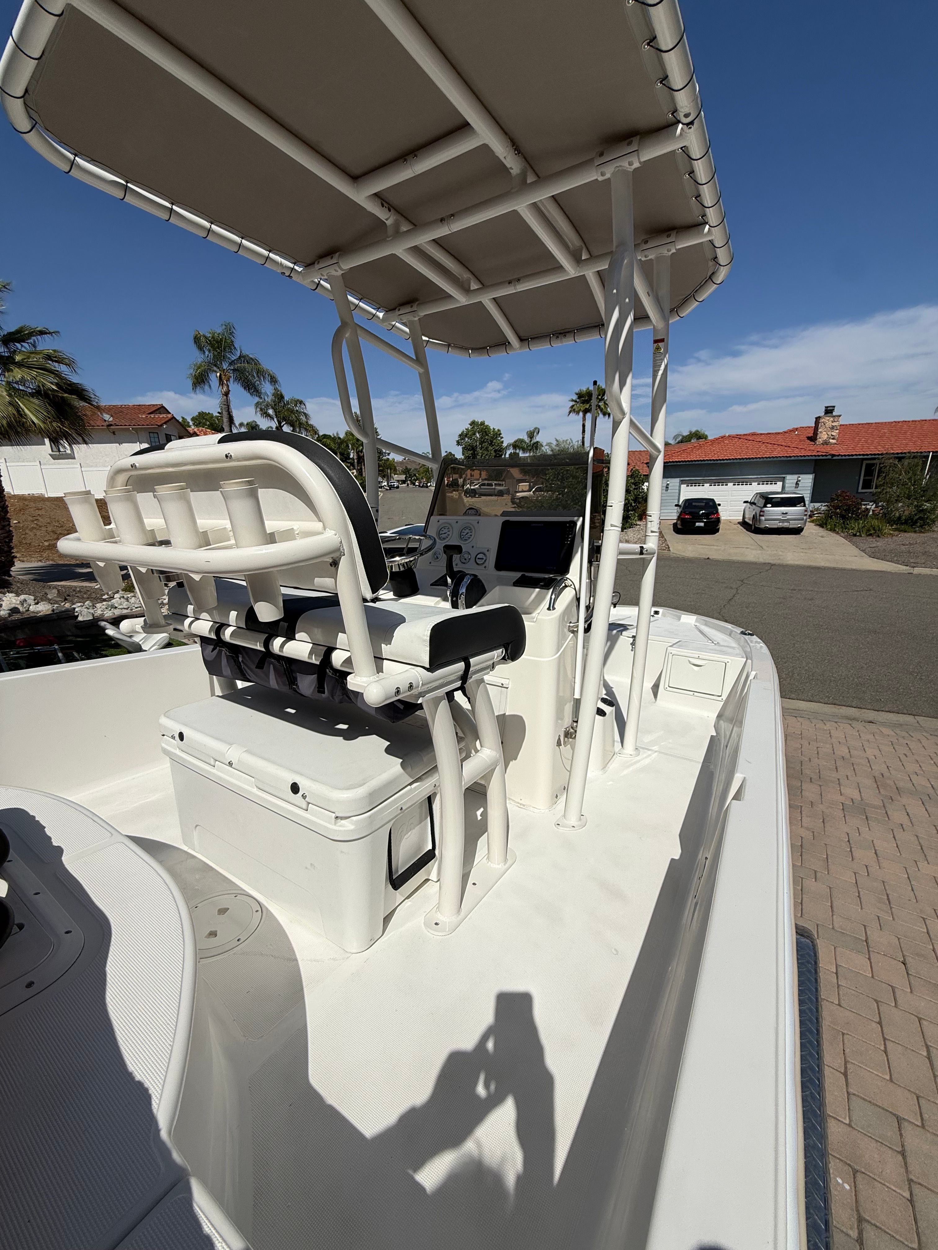 1998 Robalo 2100 Bay Hunter boat with console and sunshade.