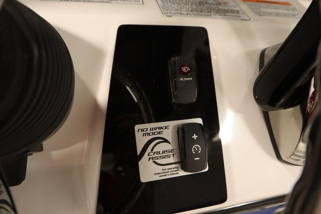 Control panel of 2026 Yamaha Boats 255 FSH Sport E featuring blower and cruise assist.