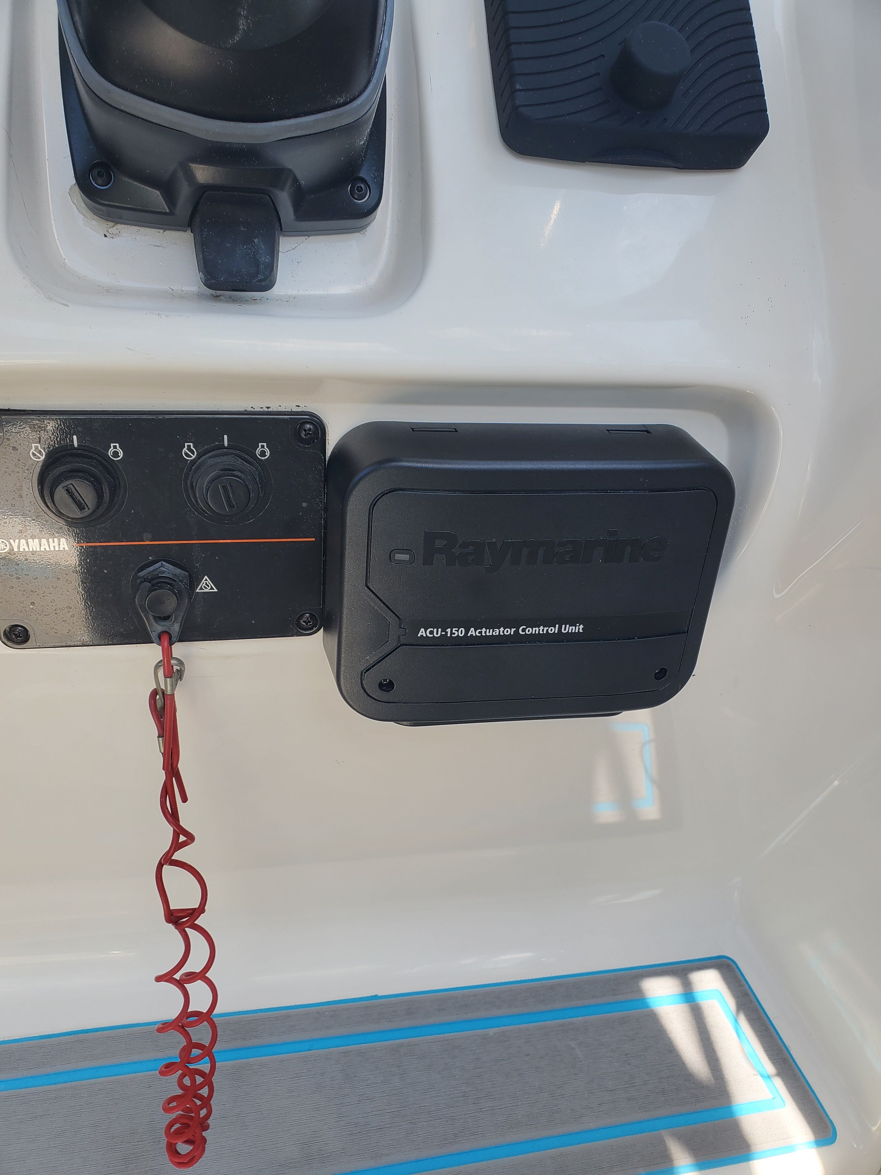 Raymarine ACU-150 control unit on 2005 Robalo R265 Walkaround.
