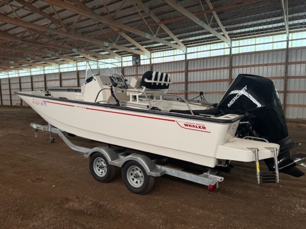 2023 Boston Whaler 210 Montauk