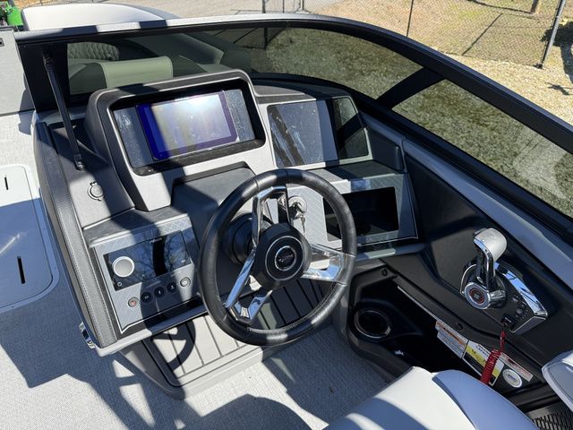 2026 Tahoe Cascade - Quad Lounger Shift Windshield - 18