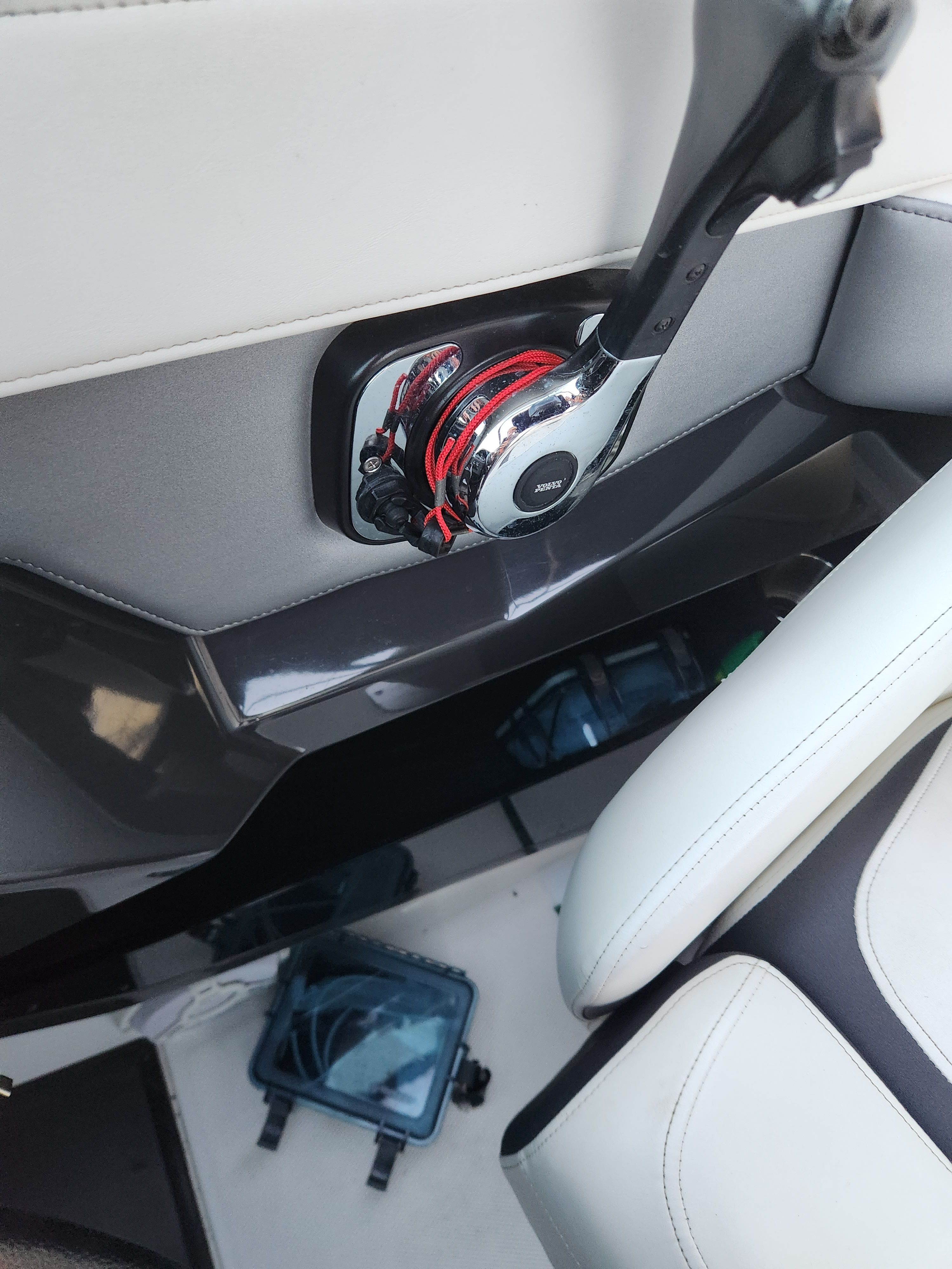 Interior of a 2015 Monterey 268SSC boat with throttle lever.