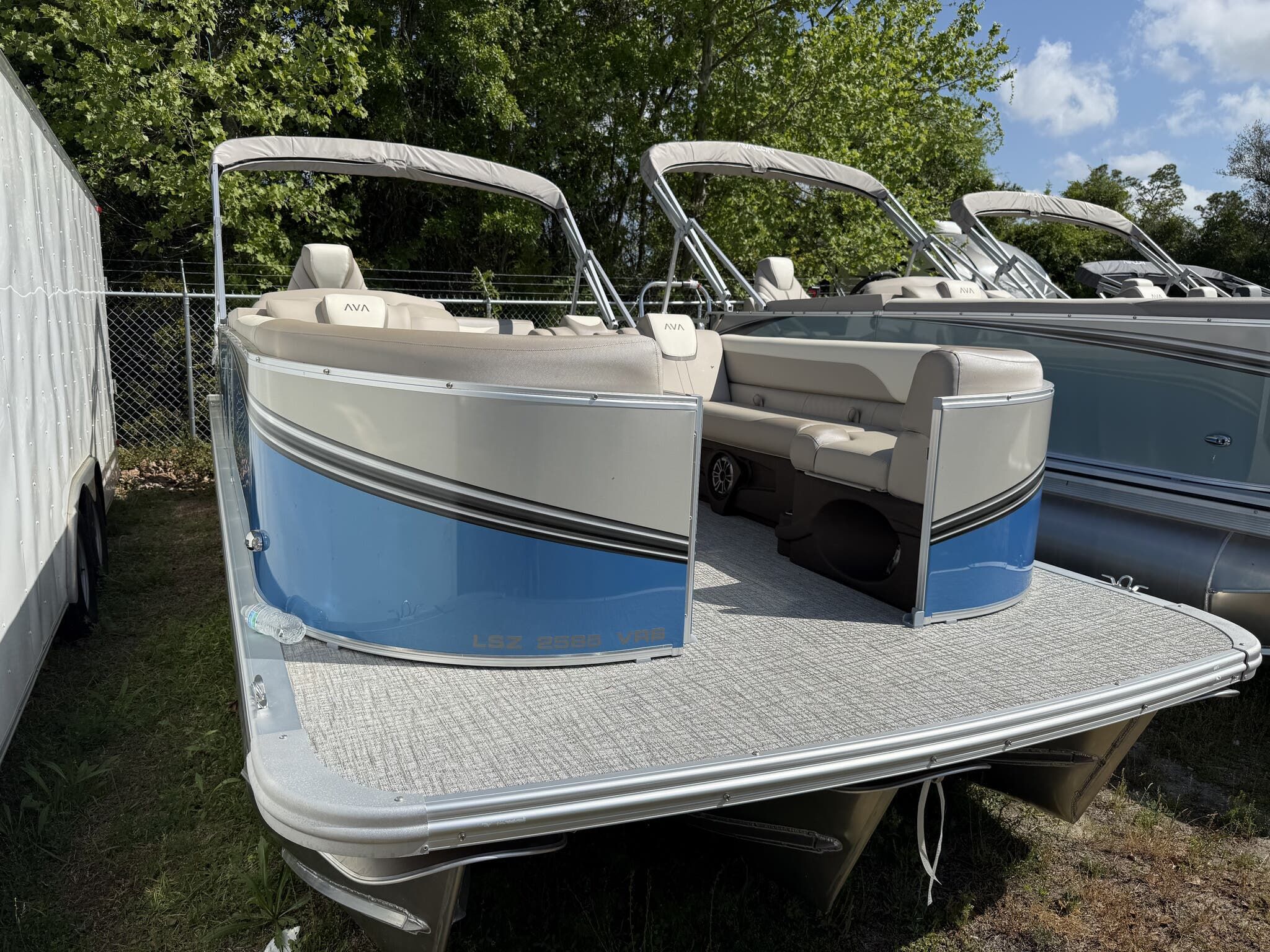 2026 Avalon LSZ 25 VERSATILE REAR BENCH-200HP