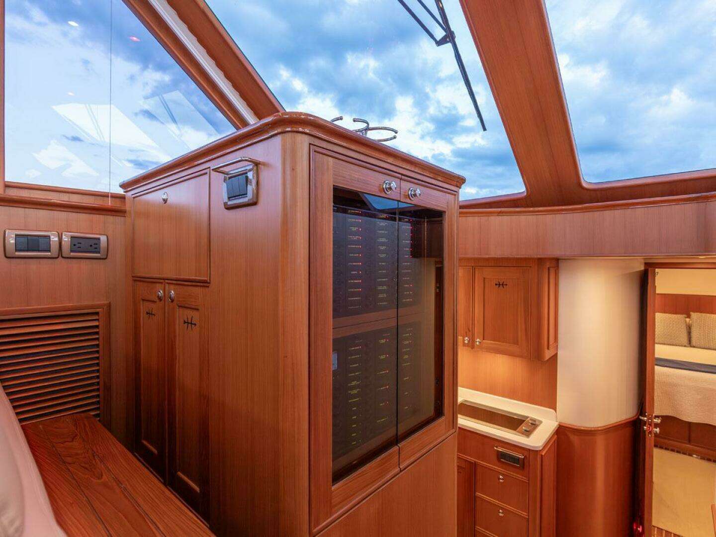 2014 Hunt Yachts — - Image 25