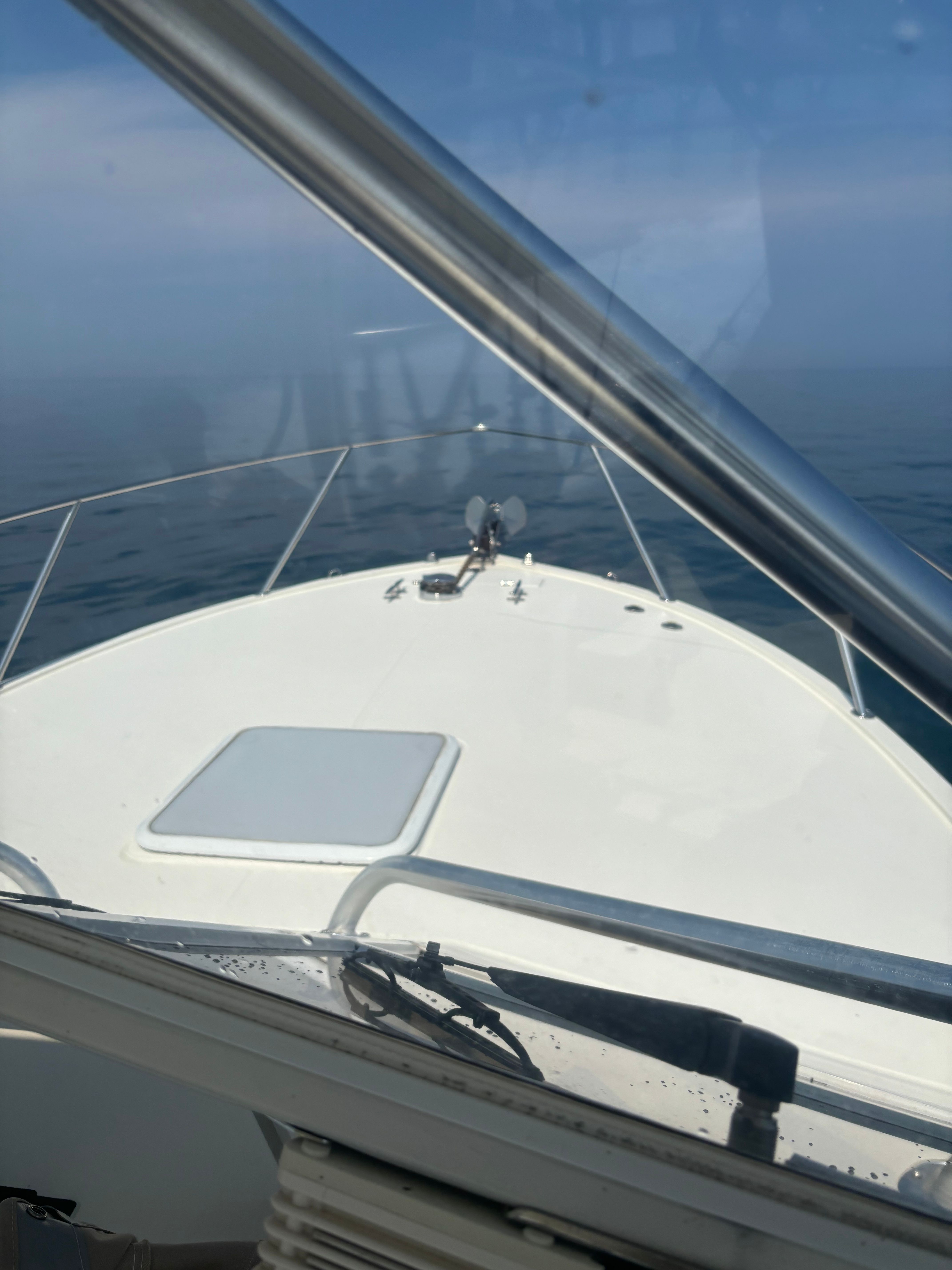 Carolina Classic 28 Express 2004 on calm sea.