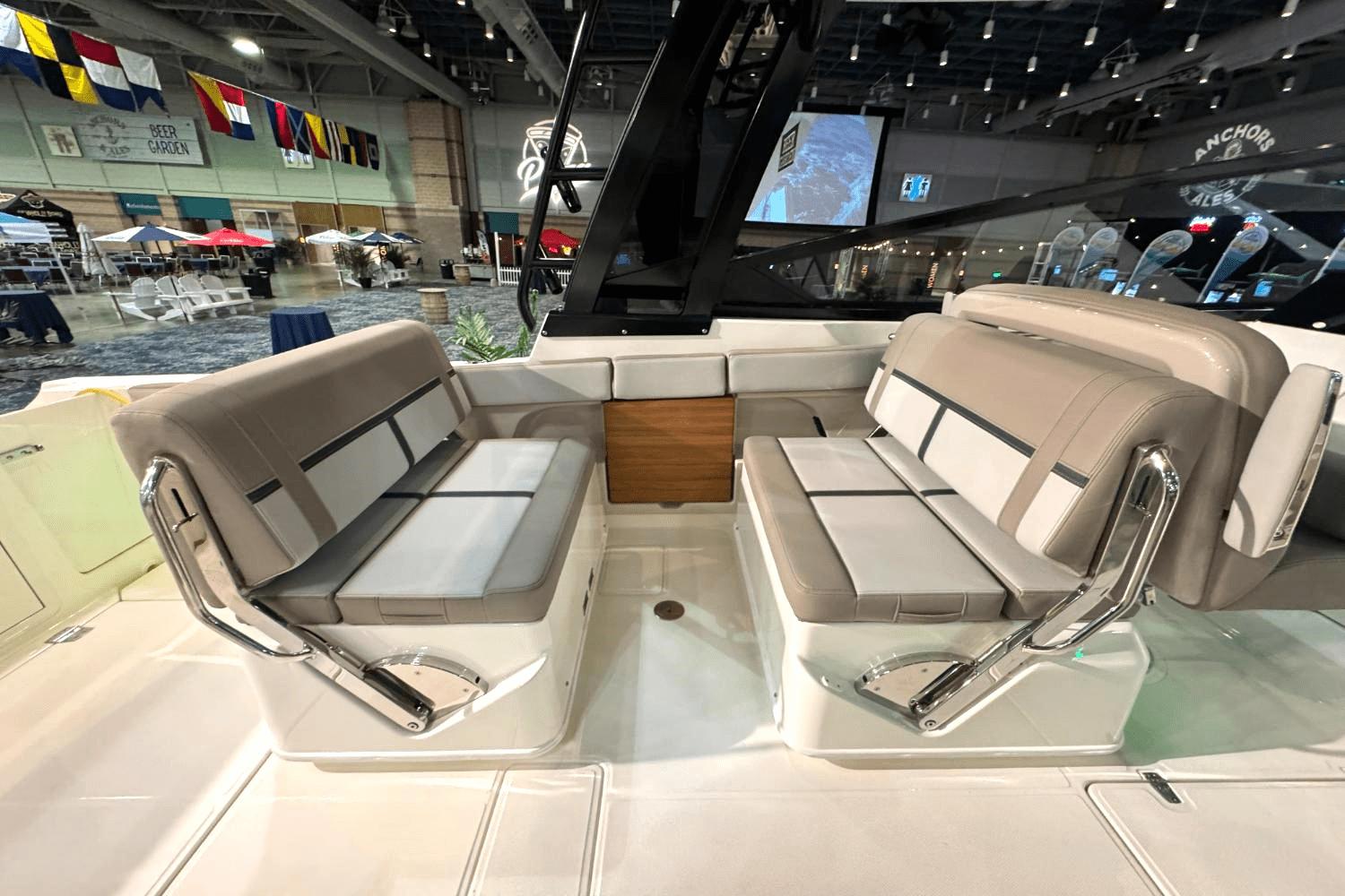 2025 Boston Whaler 330 Vantage - 15
