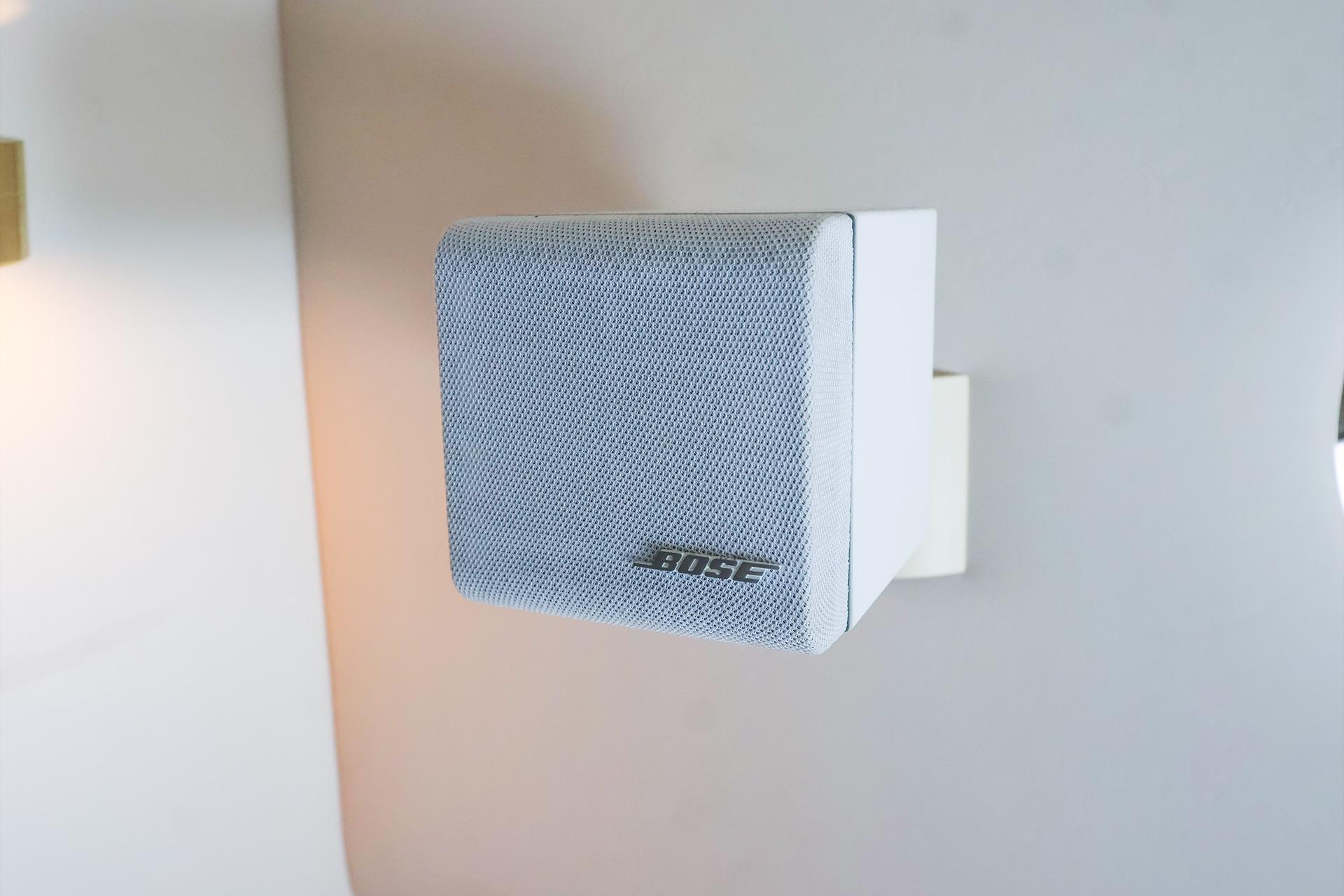 Wall-mounted Bose speaker on a Sea Ray 500 Sundancer yacht, 1998 model.
