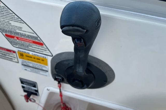 Throttle control of 2003 Sea Ray 260 Sundancer boat with safety warnings.