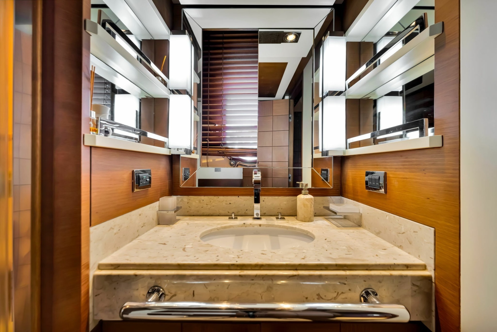 2005 Azimut 105 - Image 116