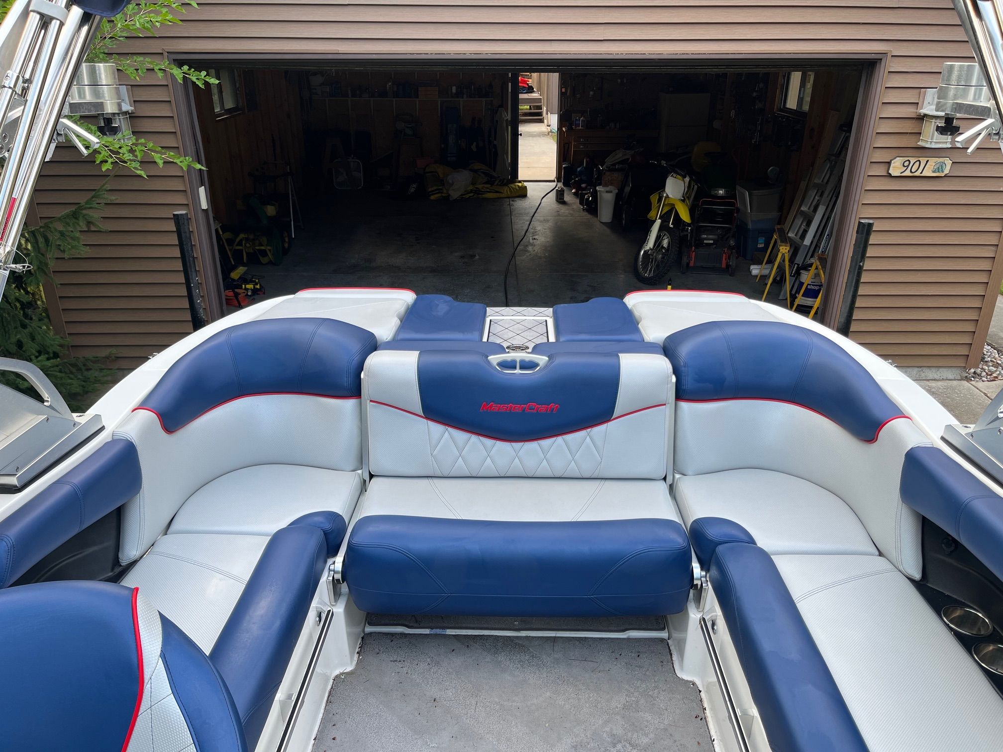 2015 MasterCraft X20 boat with blue and white seating.