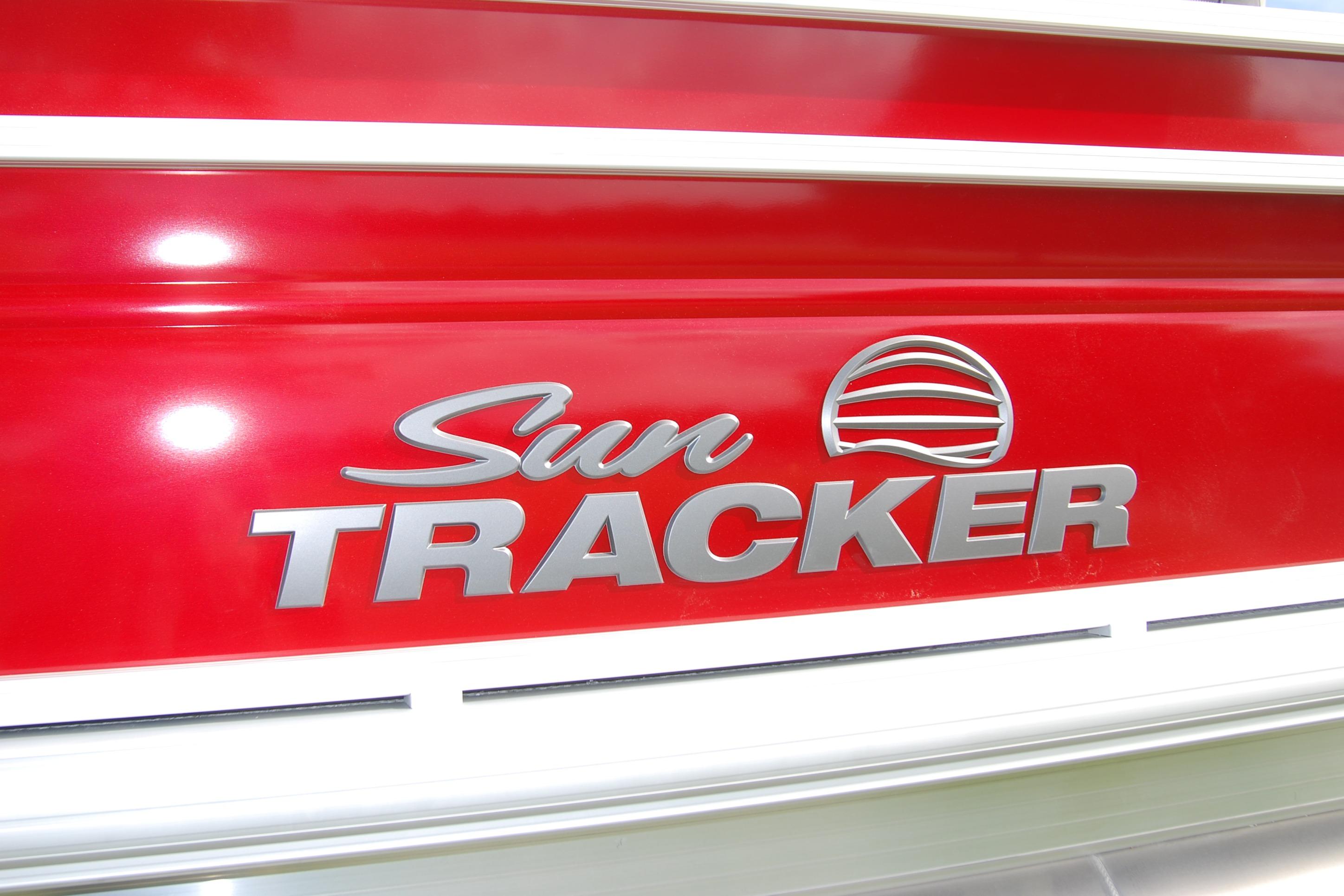 Sun Tracker Fishin' Barge 22 XP3 2026 logo on red background.