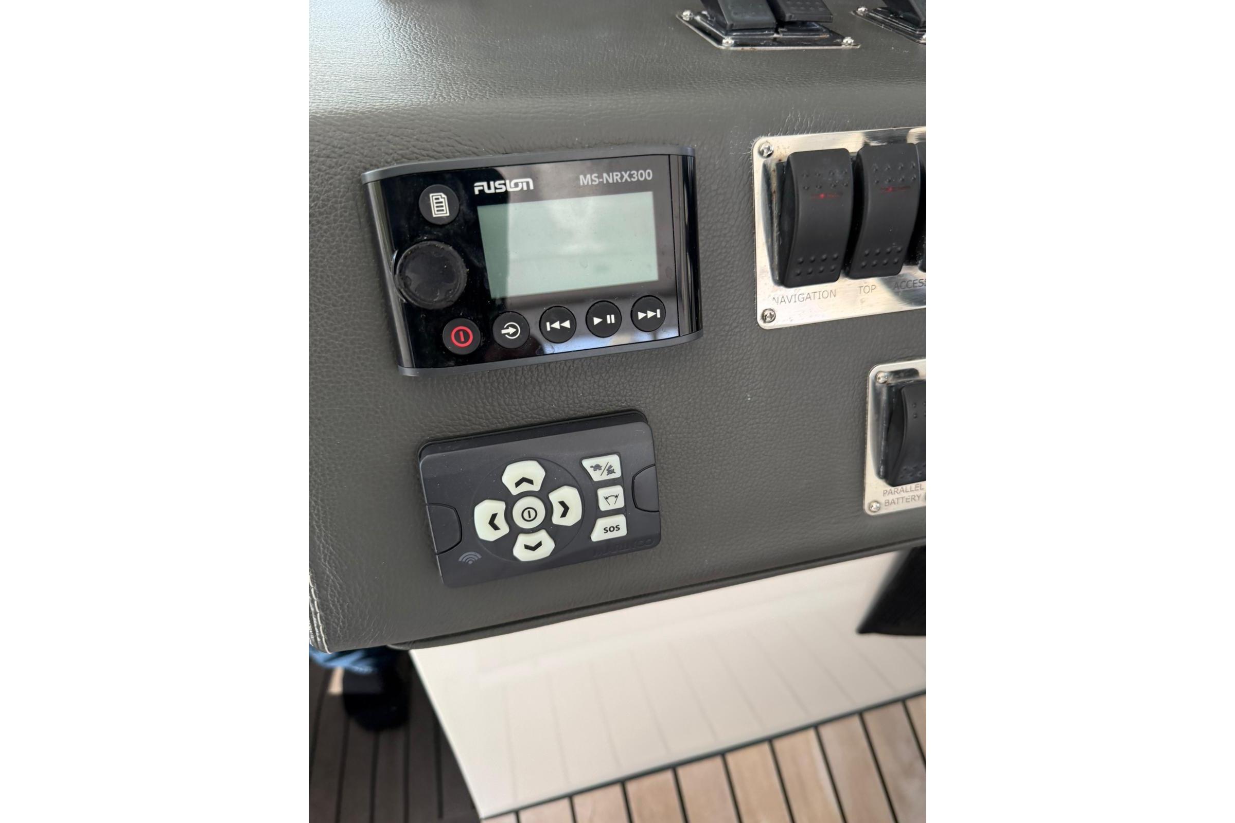 Control panel of 2023 Schaefer 400 Sport boat with Fusion MS-NRX300 audio system.