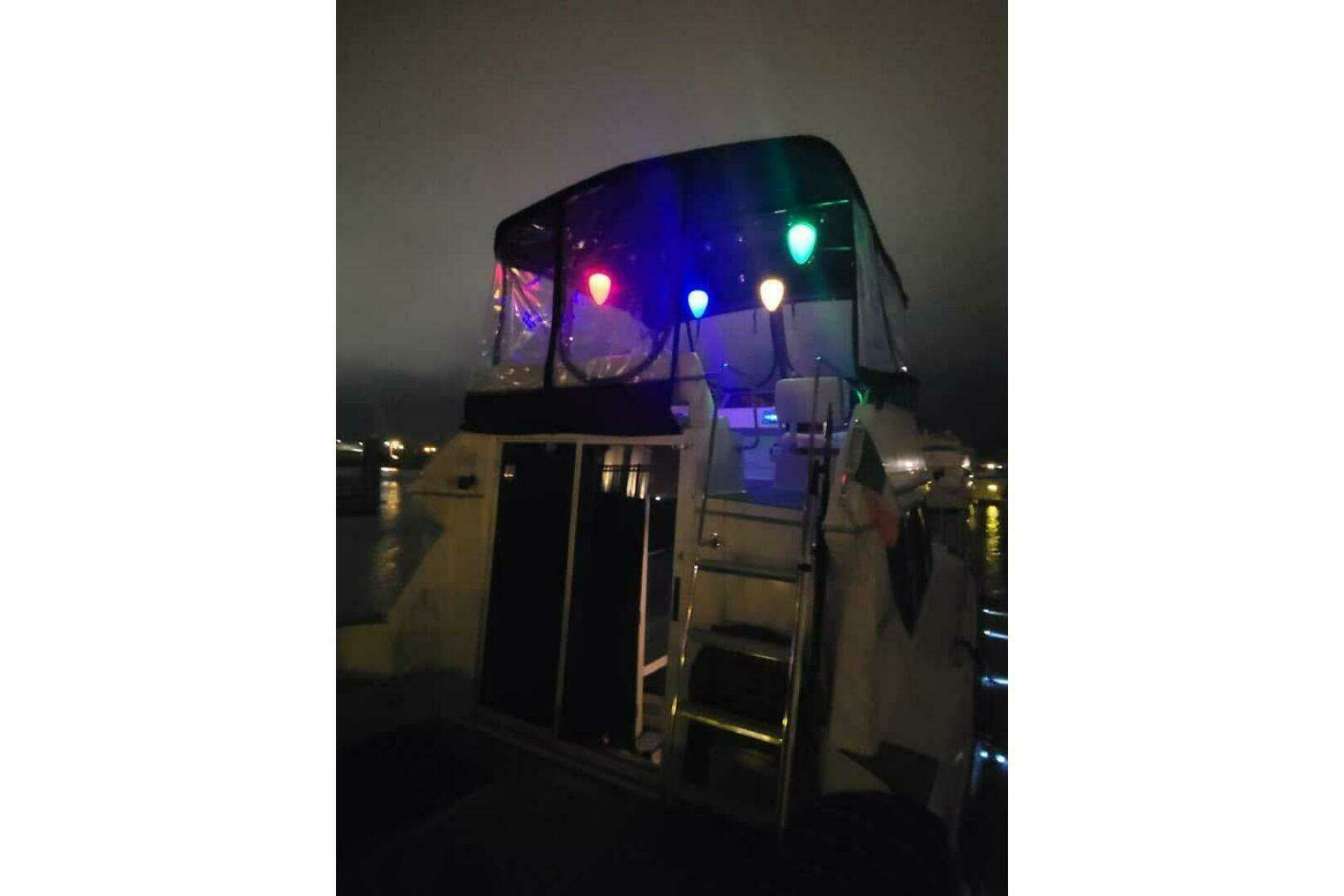 1996 Carver 320 Voyager - Image 36