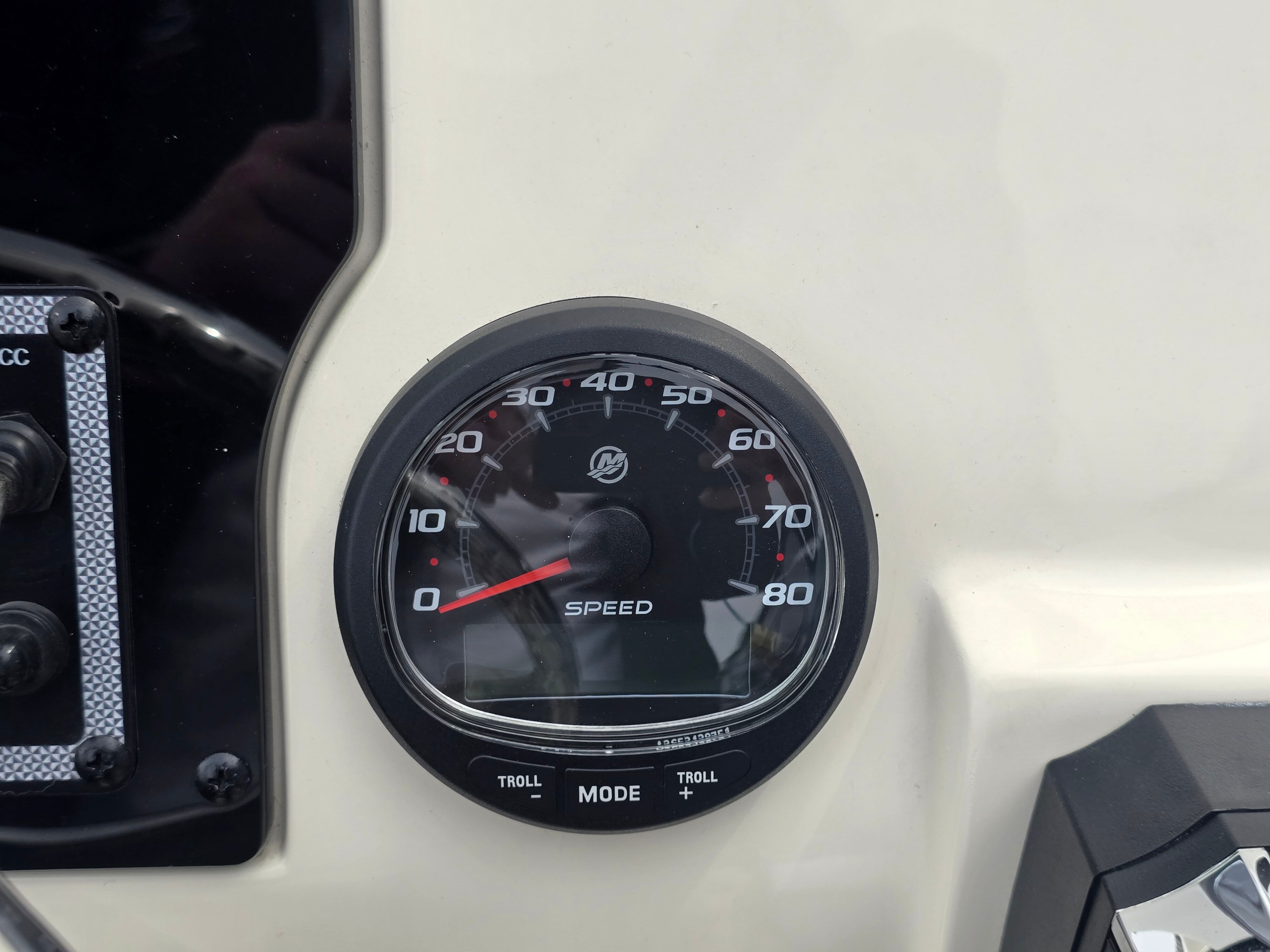 Scout 195 Sport Dorado 2022: Speedometer on the dashboard.