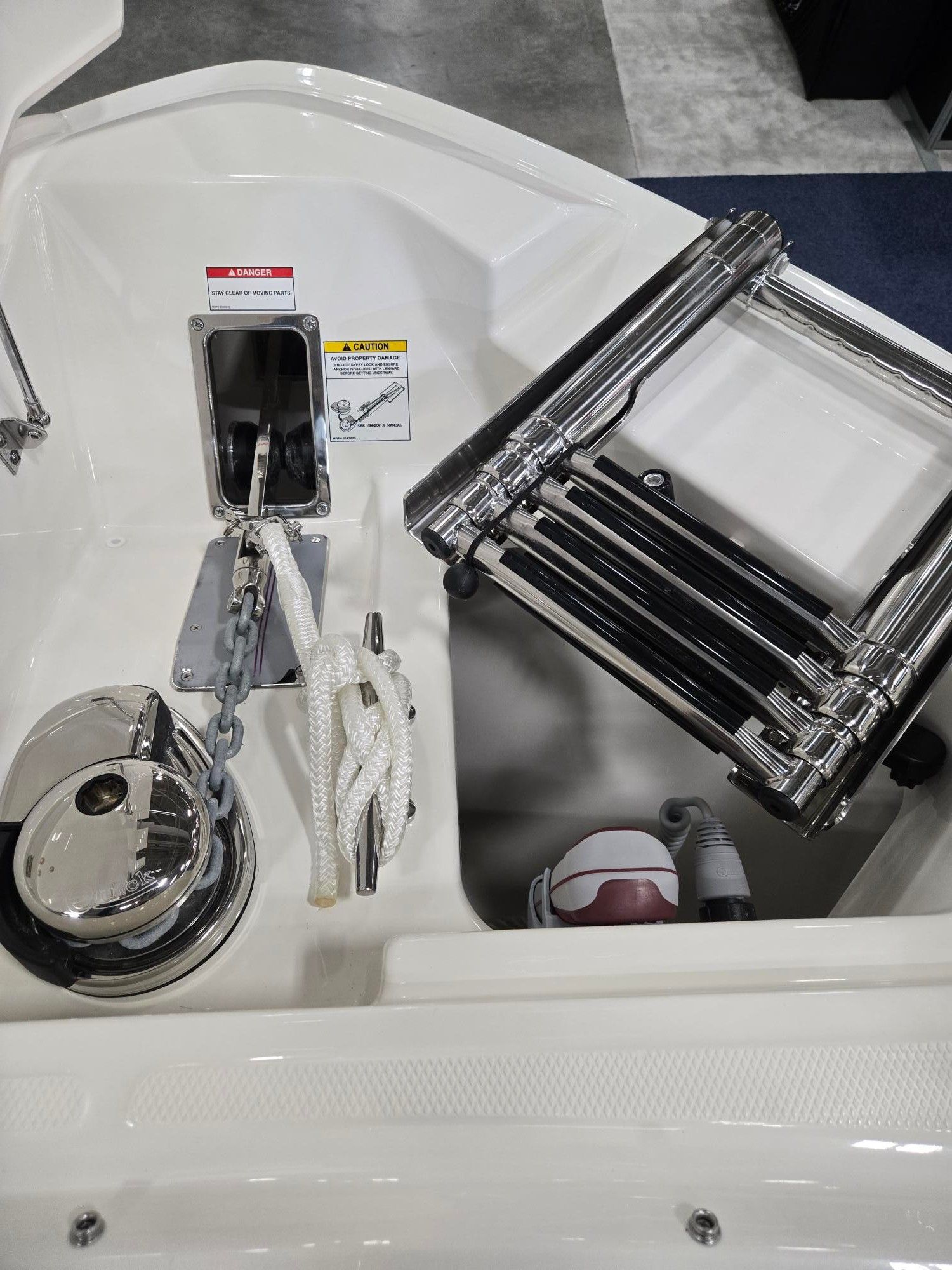 2026 Boston Whaler 330 Vantage - 9