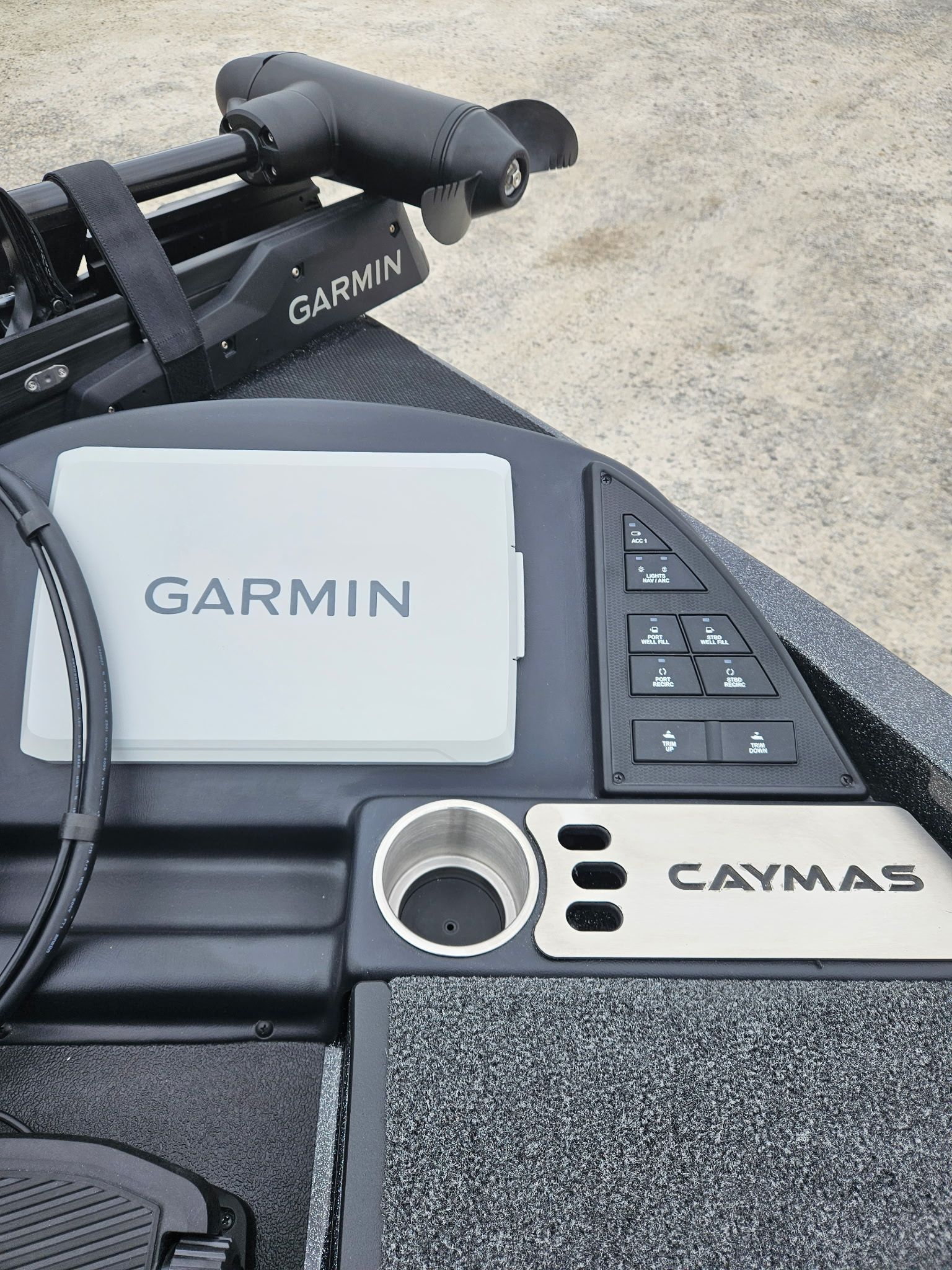 Caymas CX 21 PRO 2027 with Garmin technology and controls.