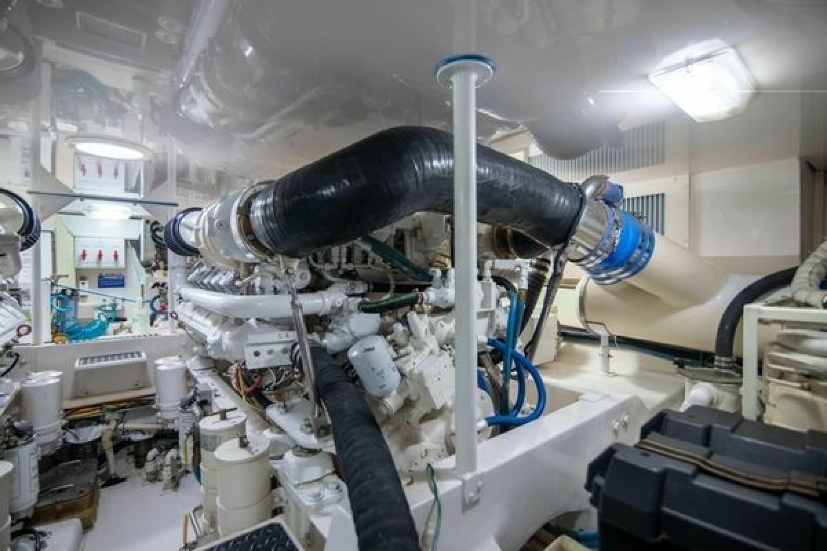 2007 Viking 52 Convertible - Image 34